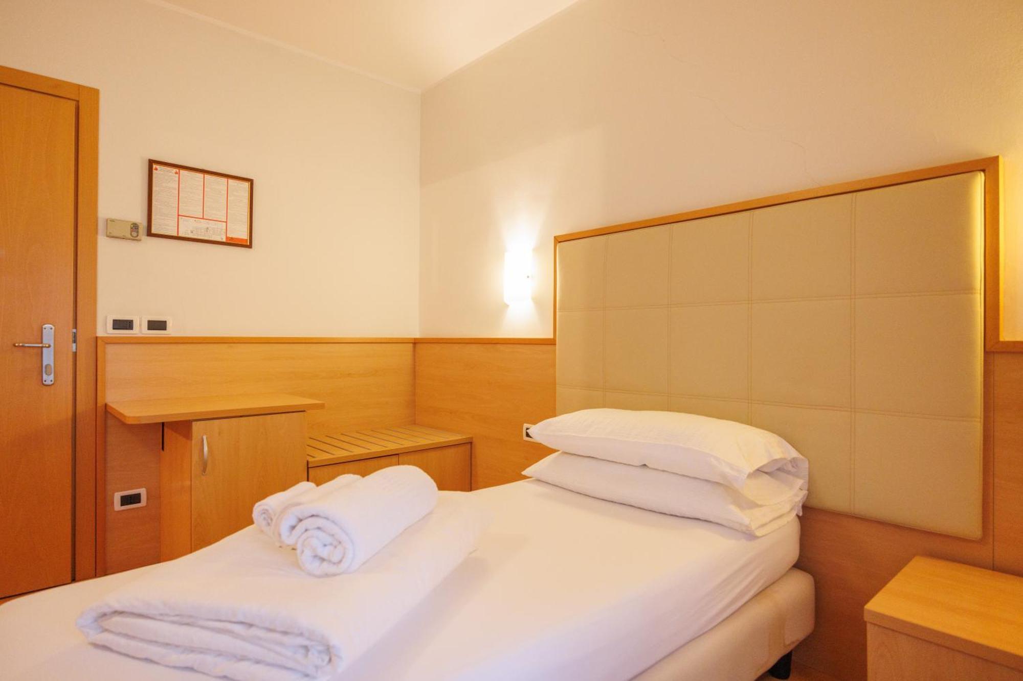 Club Hotel E Residence La Vela 토르볼레 외부 사진