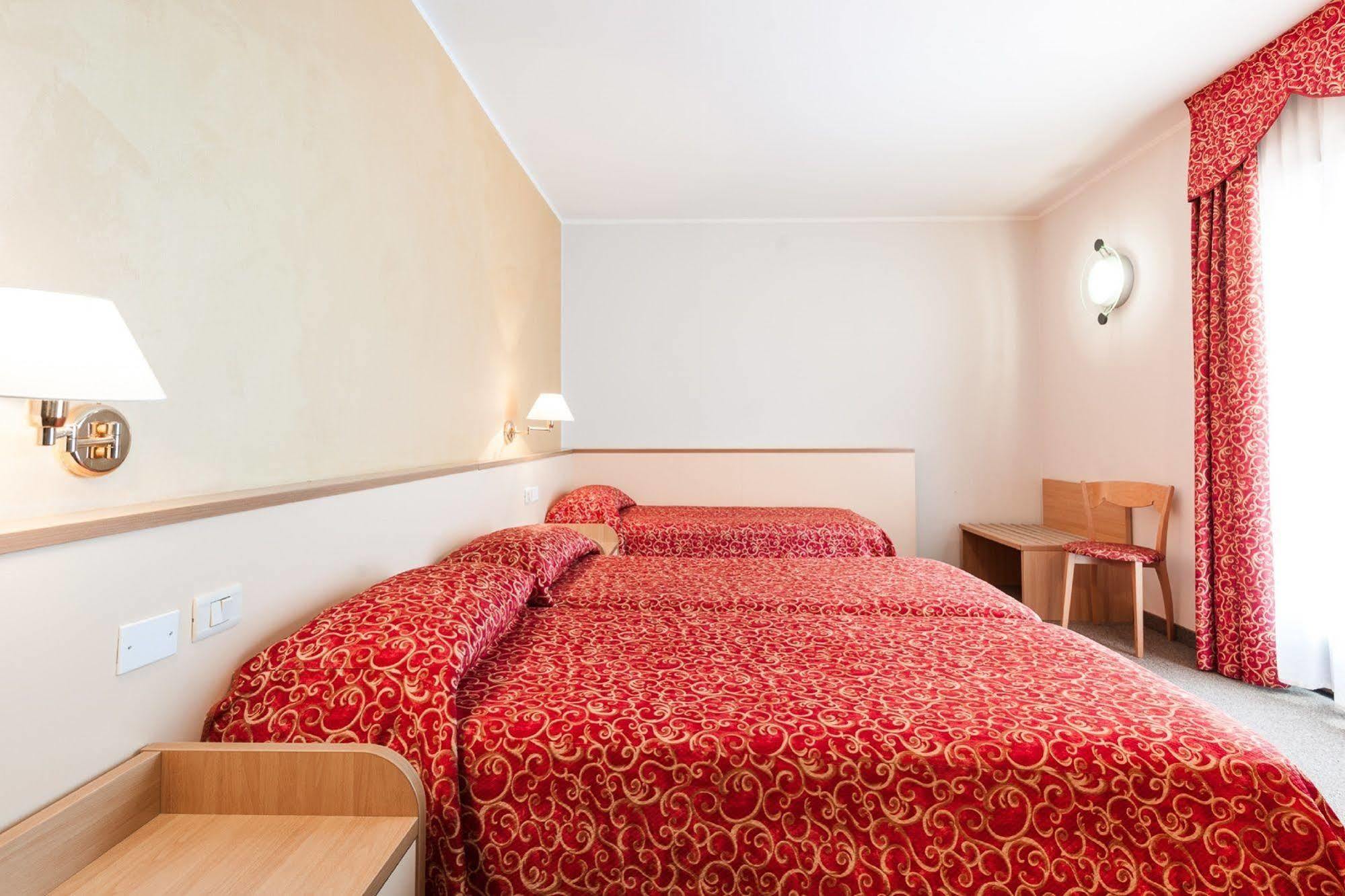 Club Hotel E Residence La Vela 토르볼레 외부 사진
