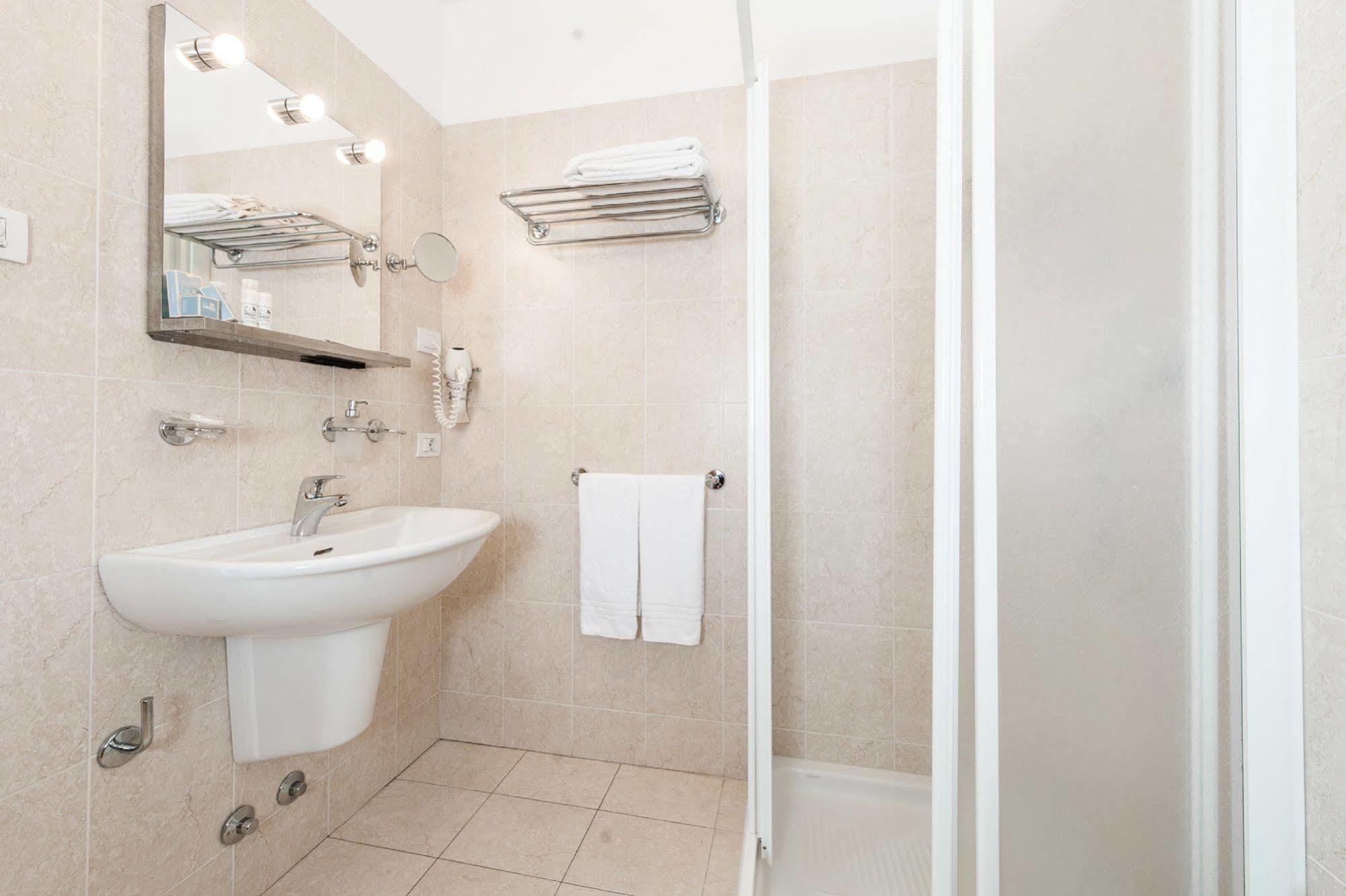 Club Hotel E Residence La Vela 토르볼레 외부 사진