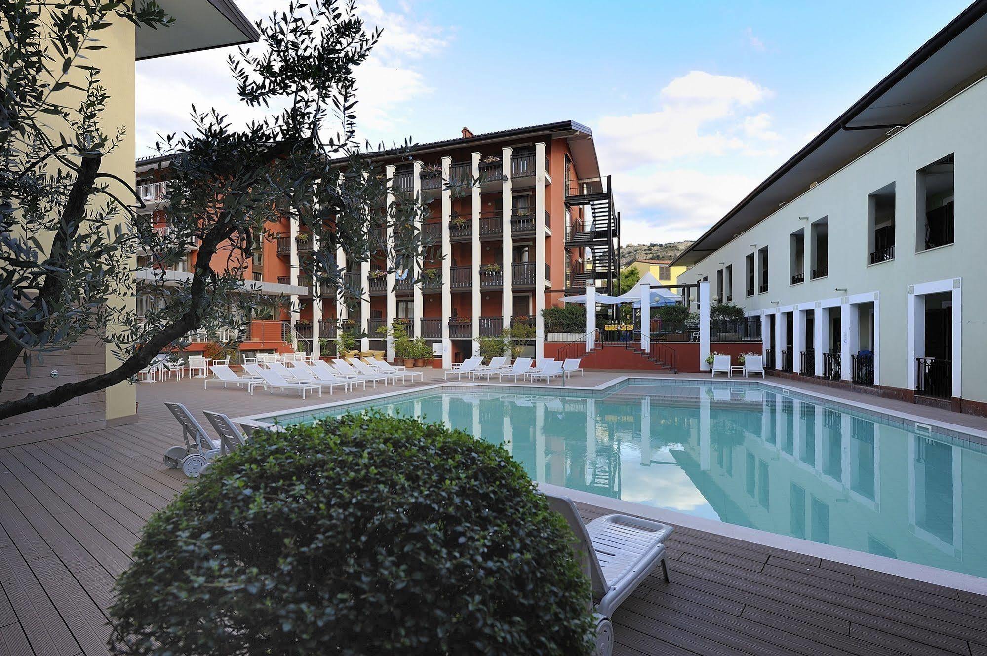 Club Hotel E Residence La Vela 토르볼레 외부 사진