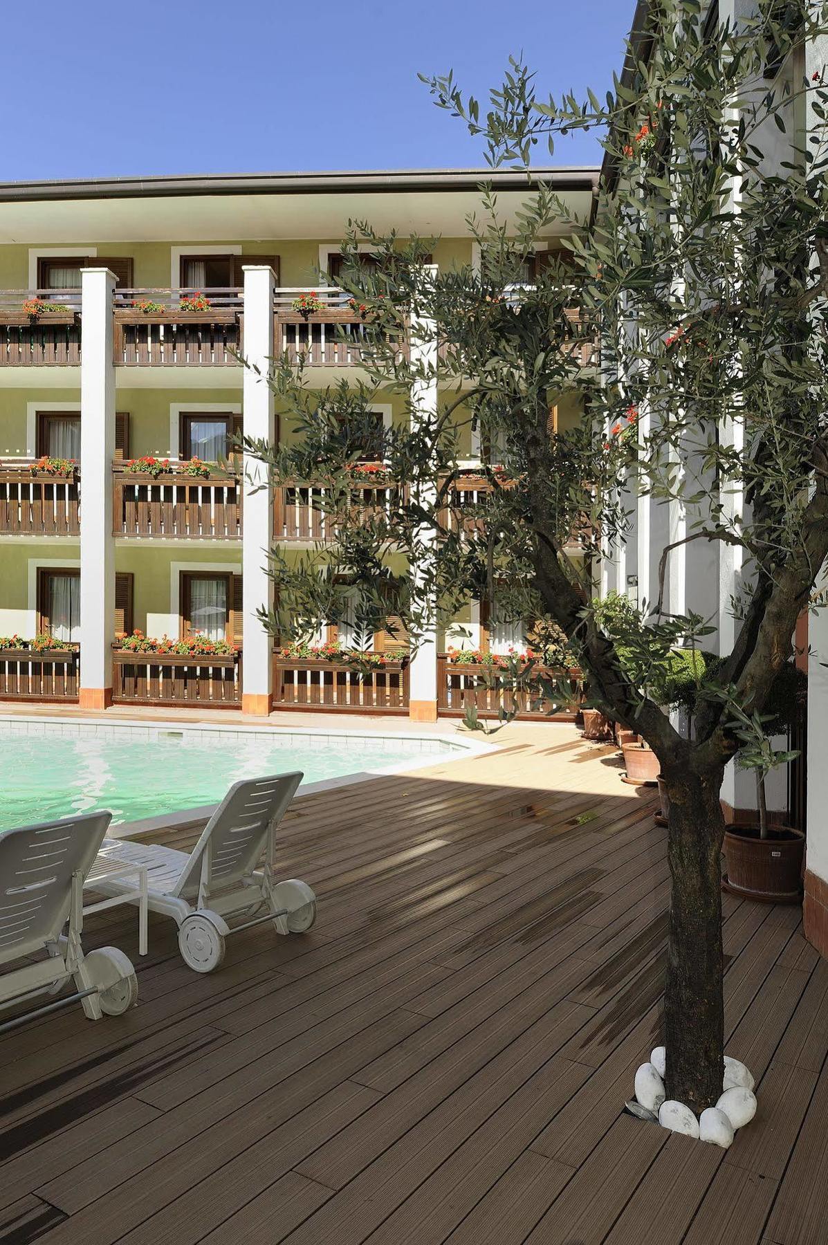 Club Hotel E Residence La Vela 토르볼레 외부 사진