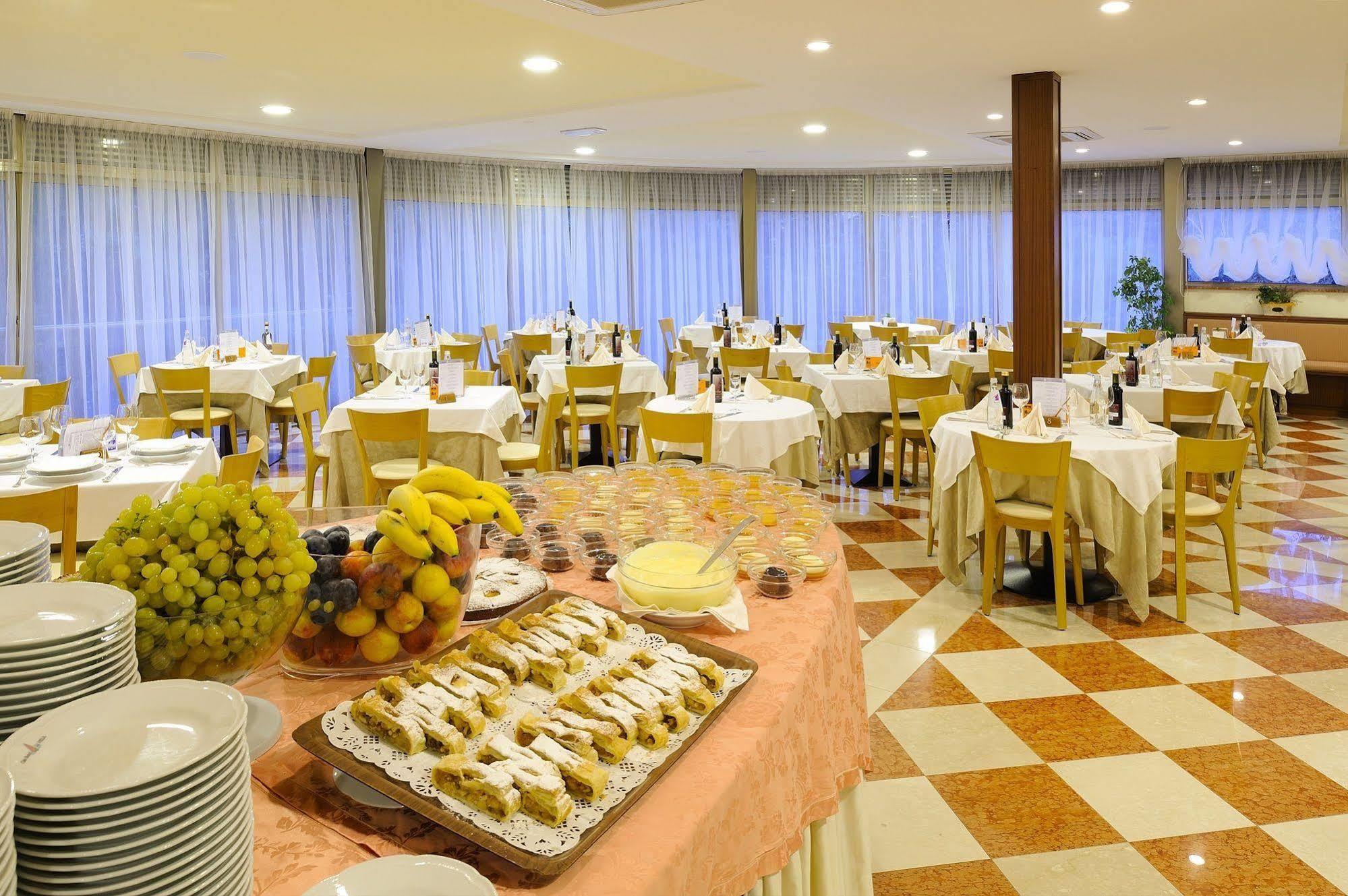 Club Hotel E Residence La Vela 토르볼레 외부 사진