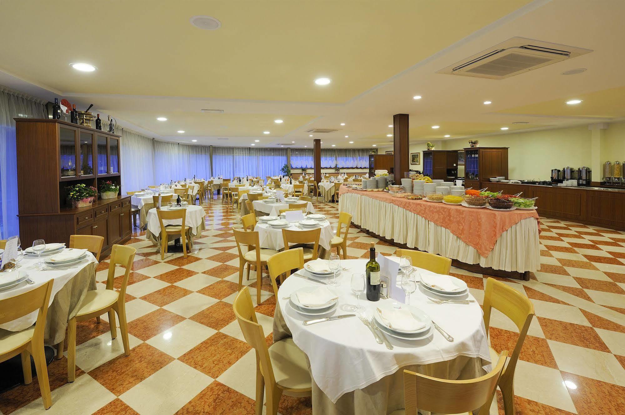 Club Hotel E Residence La Vela 토르볼레 외부 사진